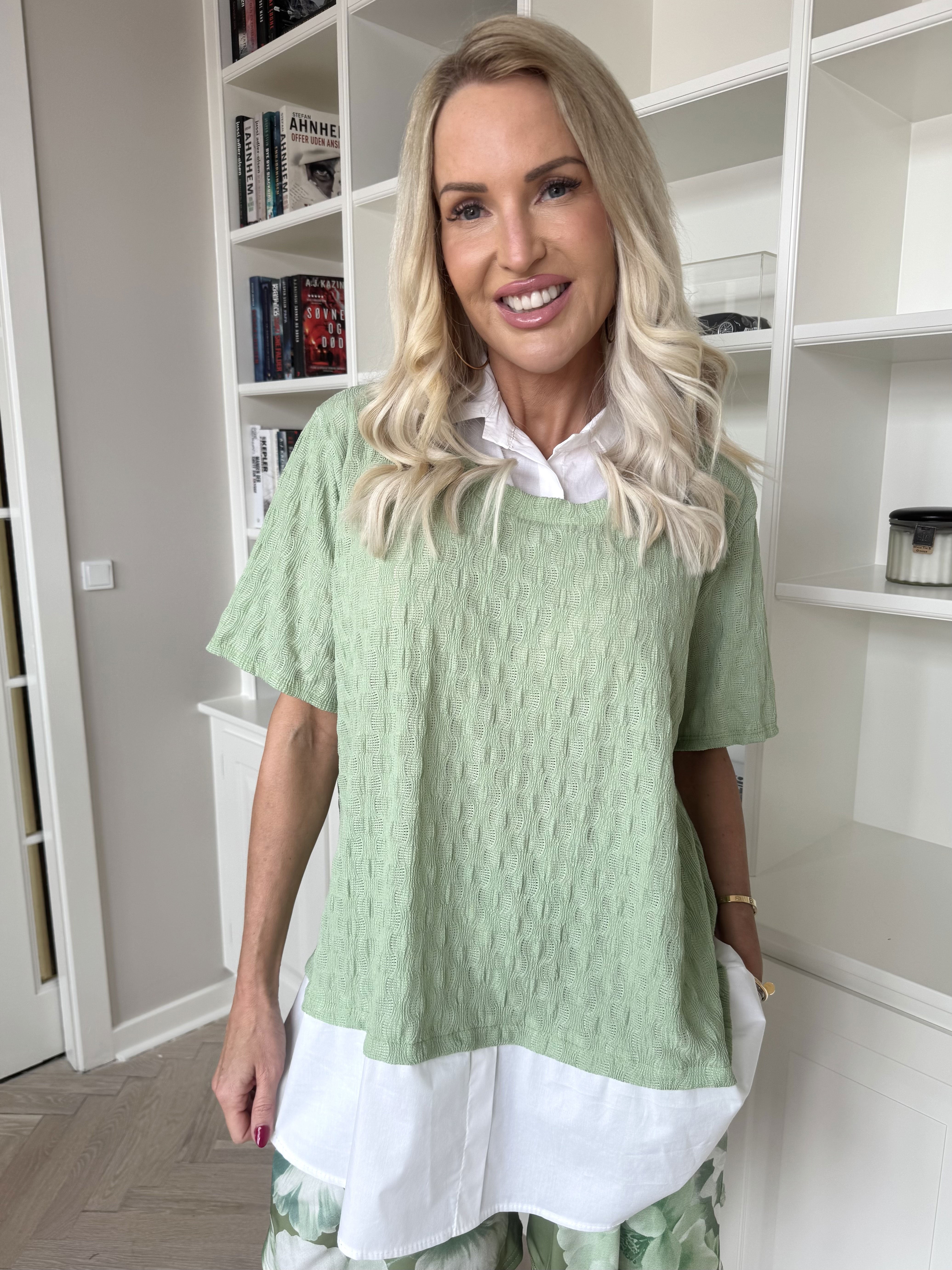 Shandel - Sød stretchy bluse med skjortedetaljer
